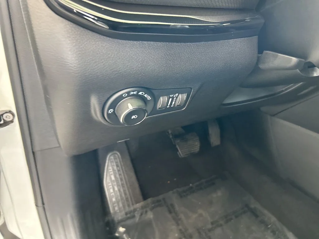 Used 2023 White Jeep Altitude image 38