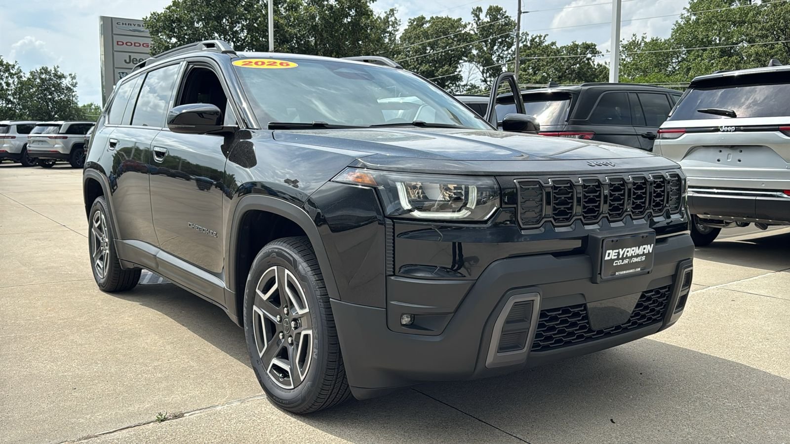 New 2026 Diamond Black Crystal Pearl-Coat Exterior Paint Jeep Limited image 2