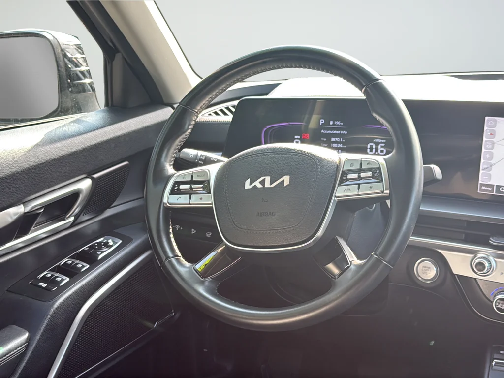Used 2025 Black Kia S image 36