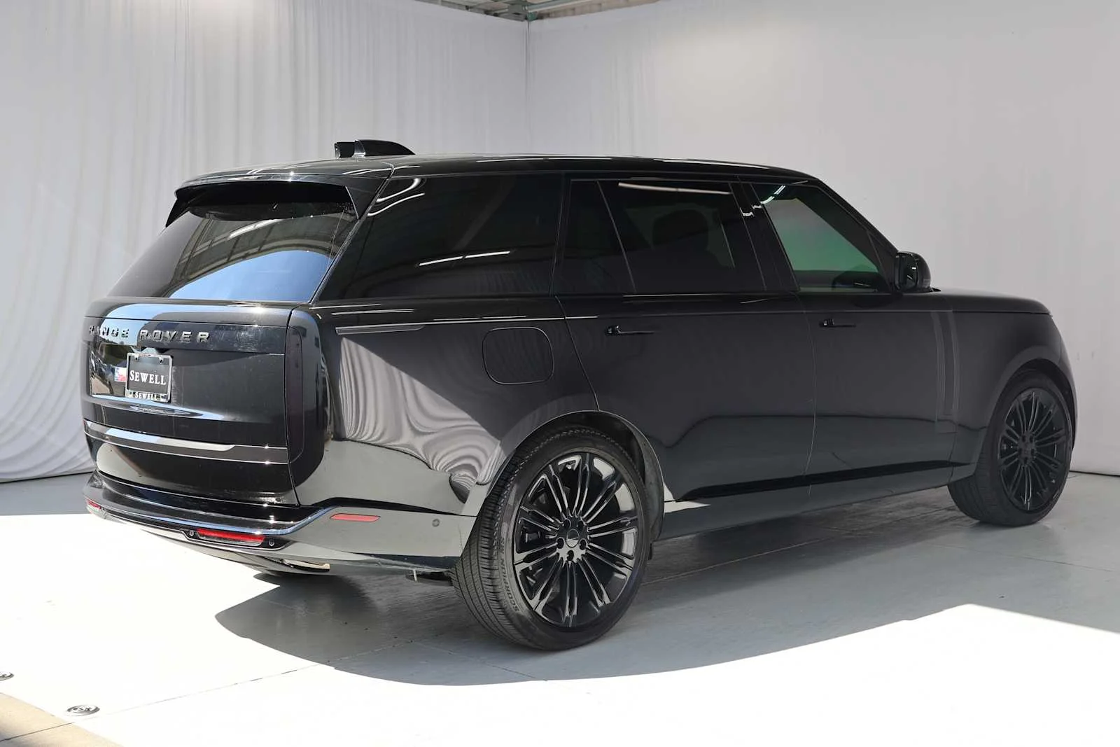Used 2026 Santorini Black Metallic Land Rover SE image 4