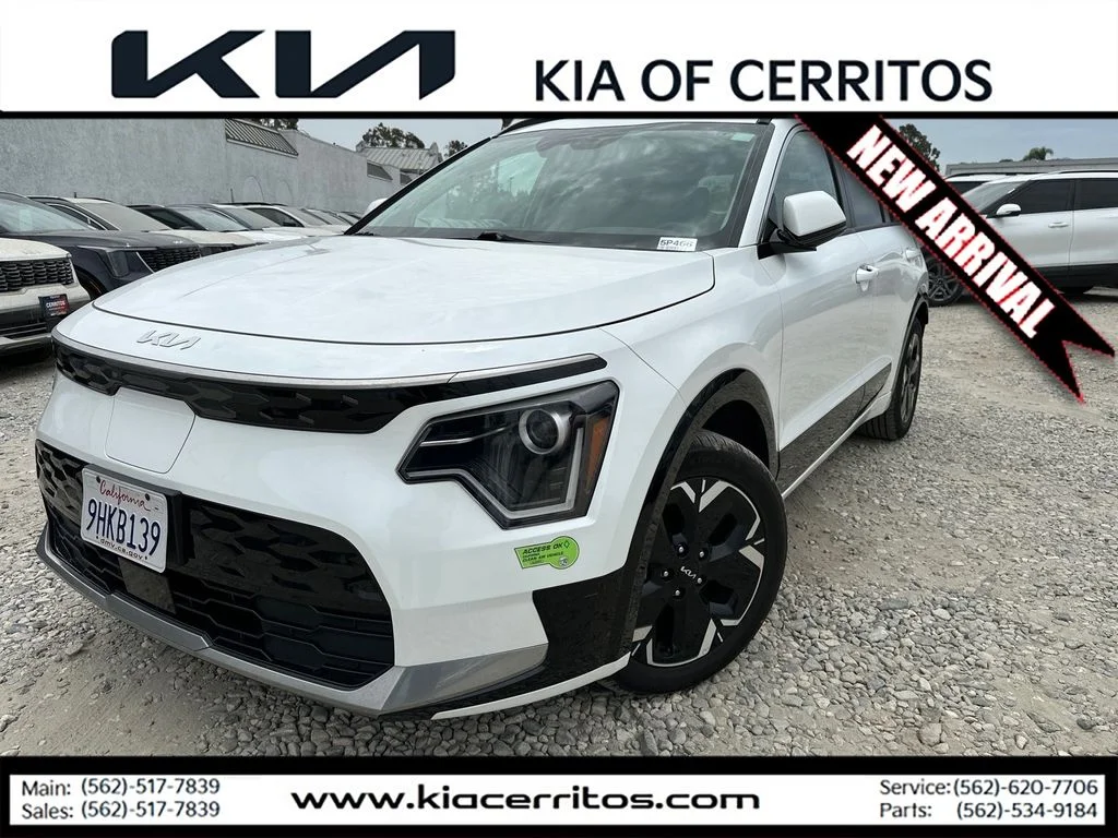 Used 2023 White Kia Wind image 1