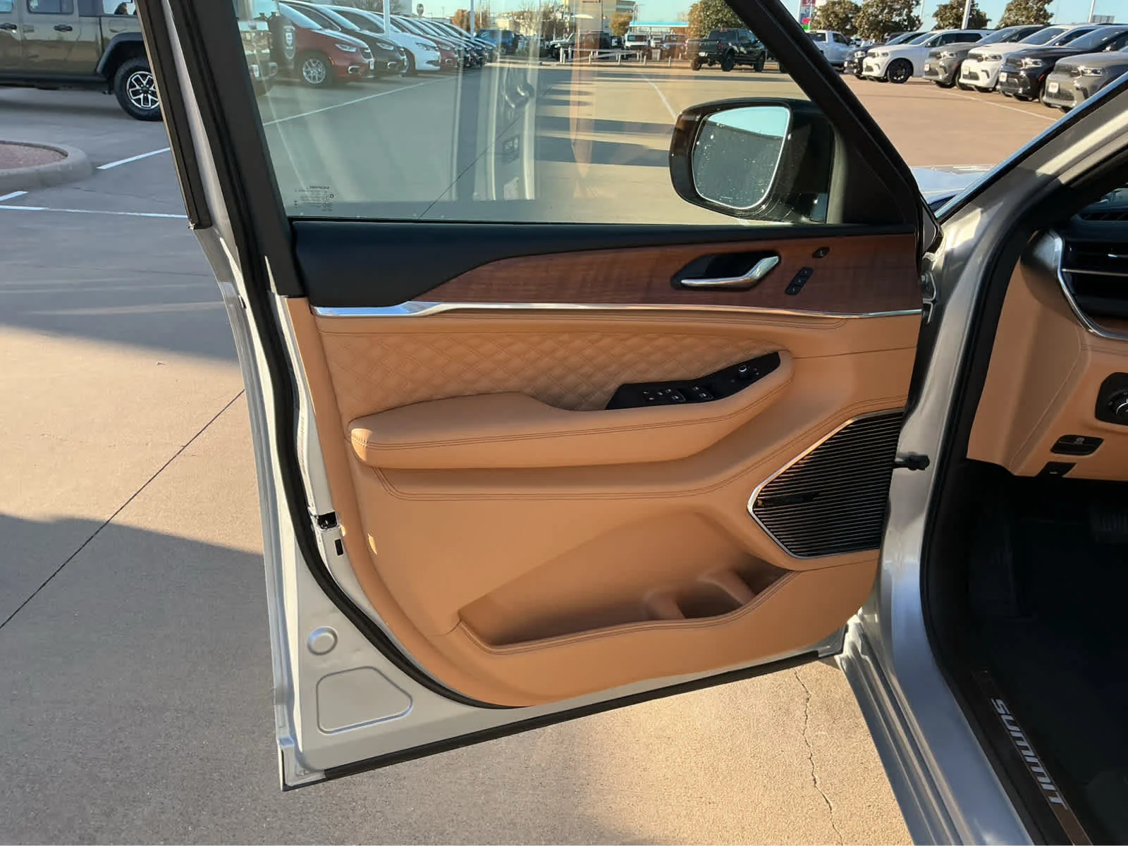 New 2025 Silver Zynith Exterior Paint Jeep Summit Reserve image 14