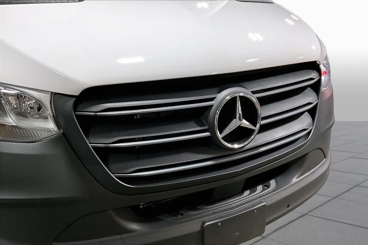 Used 2025 Arctic White Mercedes-Benz  image 28