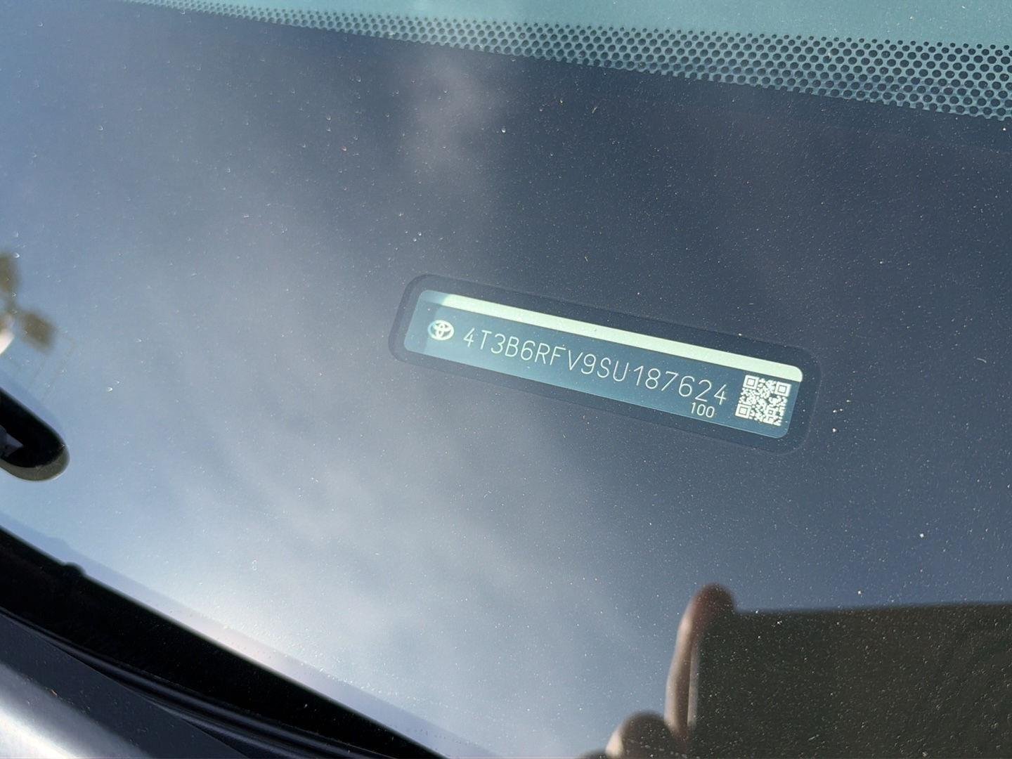 Used 2025 Wind Chill Pearl Toyota XLE Premium image 22