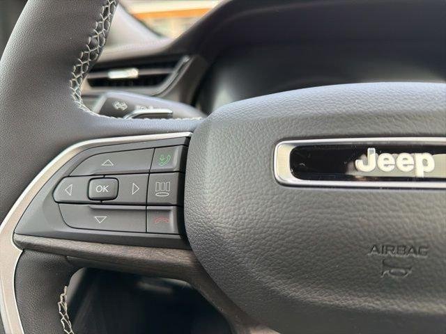 New 2026 Diamond Black Crystal Pearl-Coat Exterior Paint Jeep Laredo image 24
