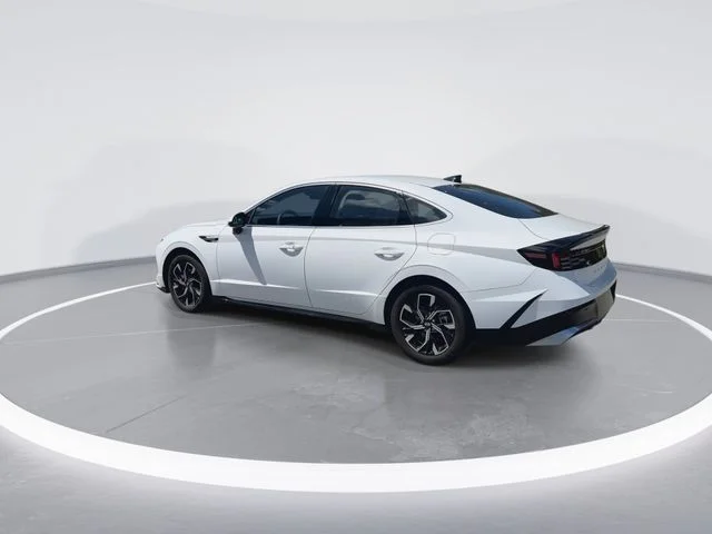 Used 2025 White Hyundai SEL image 6