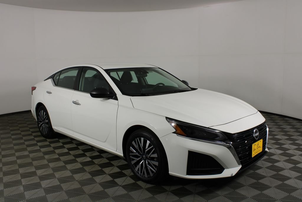 Used 2025 White Nissan 2.5 SV image 1