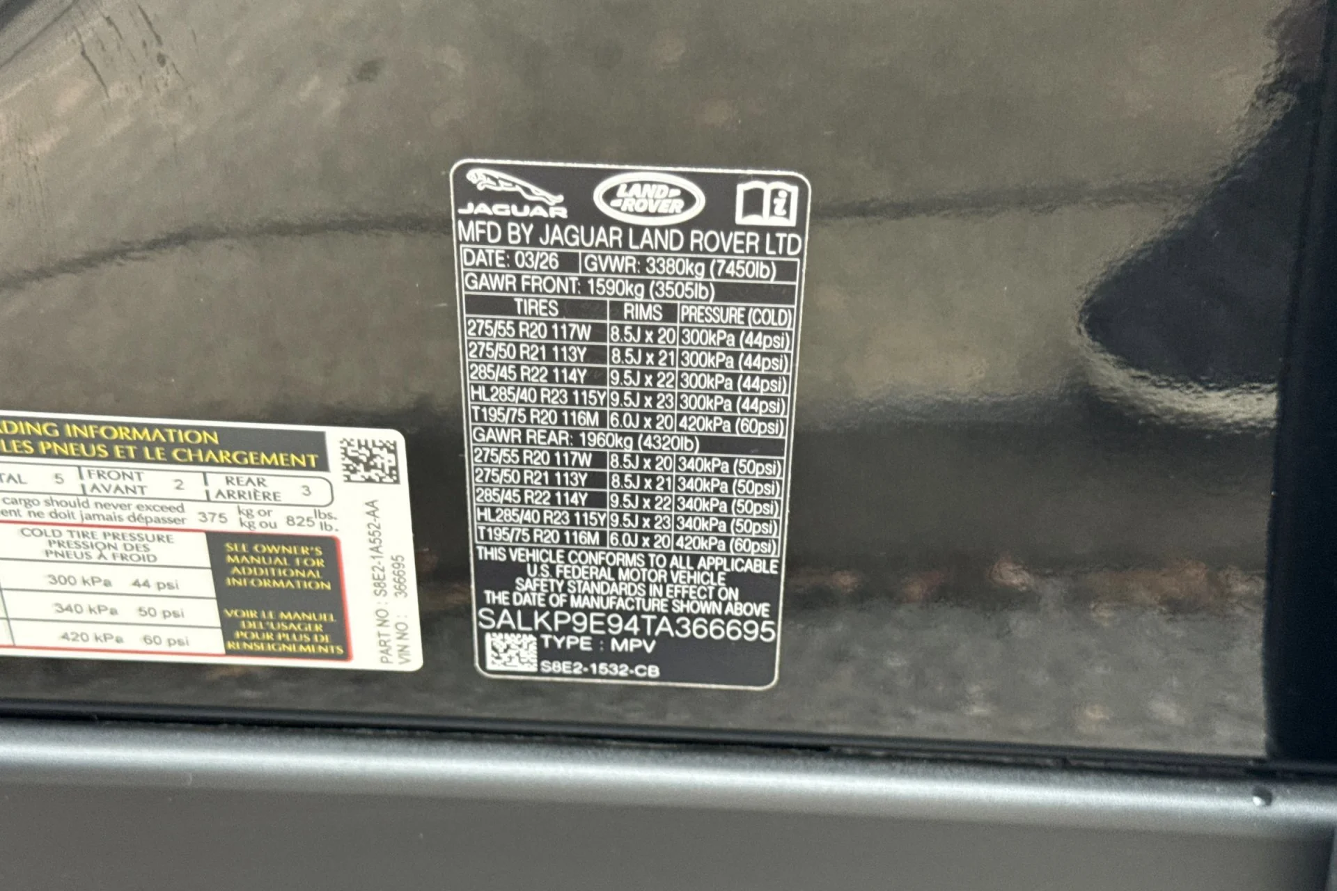 New 2026 SANTORINI BLACK Land Rover SE image 29