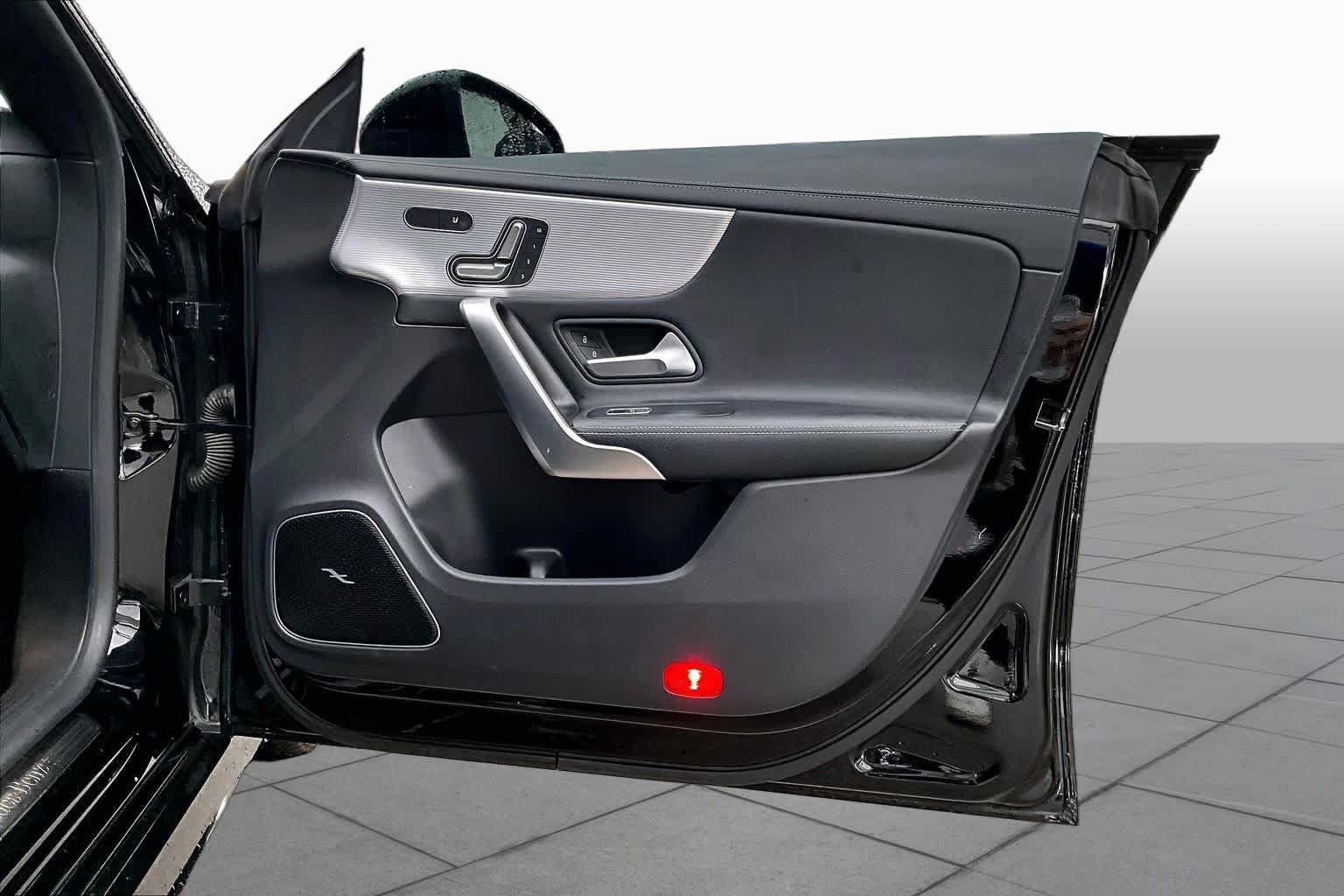 Used 2020 Night Black Mercedes-Benz CLA 250 image 23