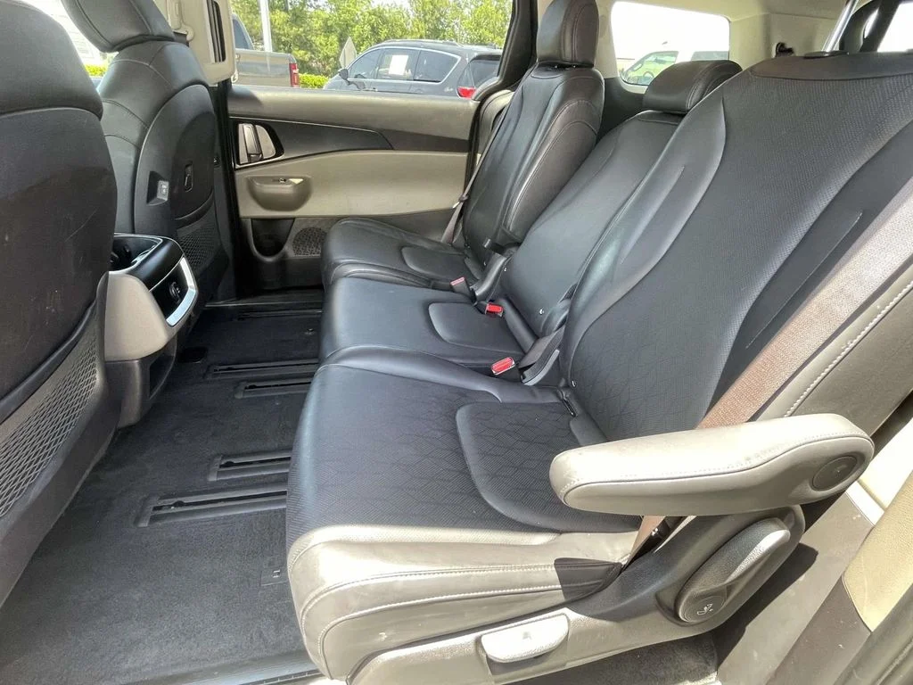 Used 2025 Gray Kia LXS image 9
