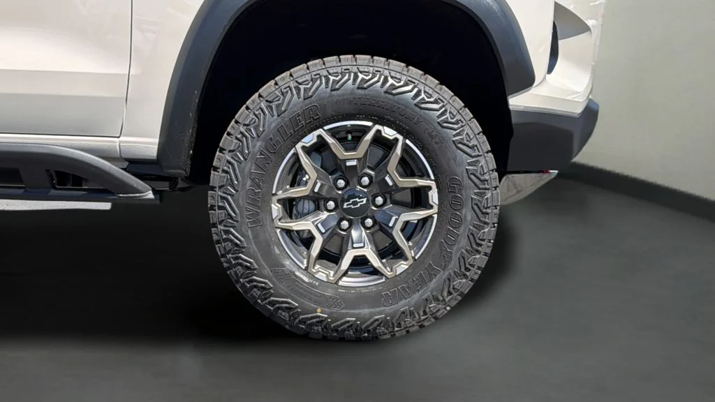 New 2026 White Chevrolet ZR2 image 33