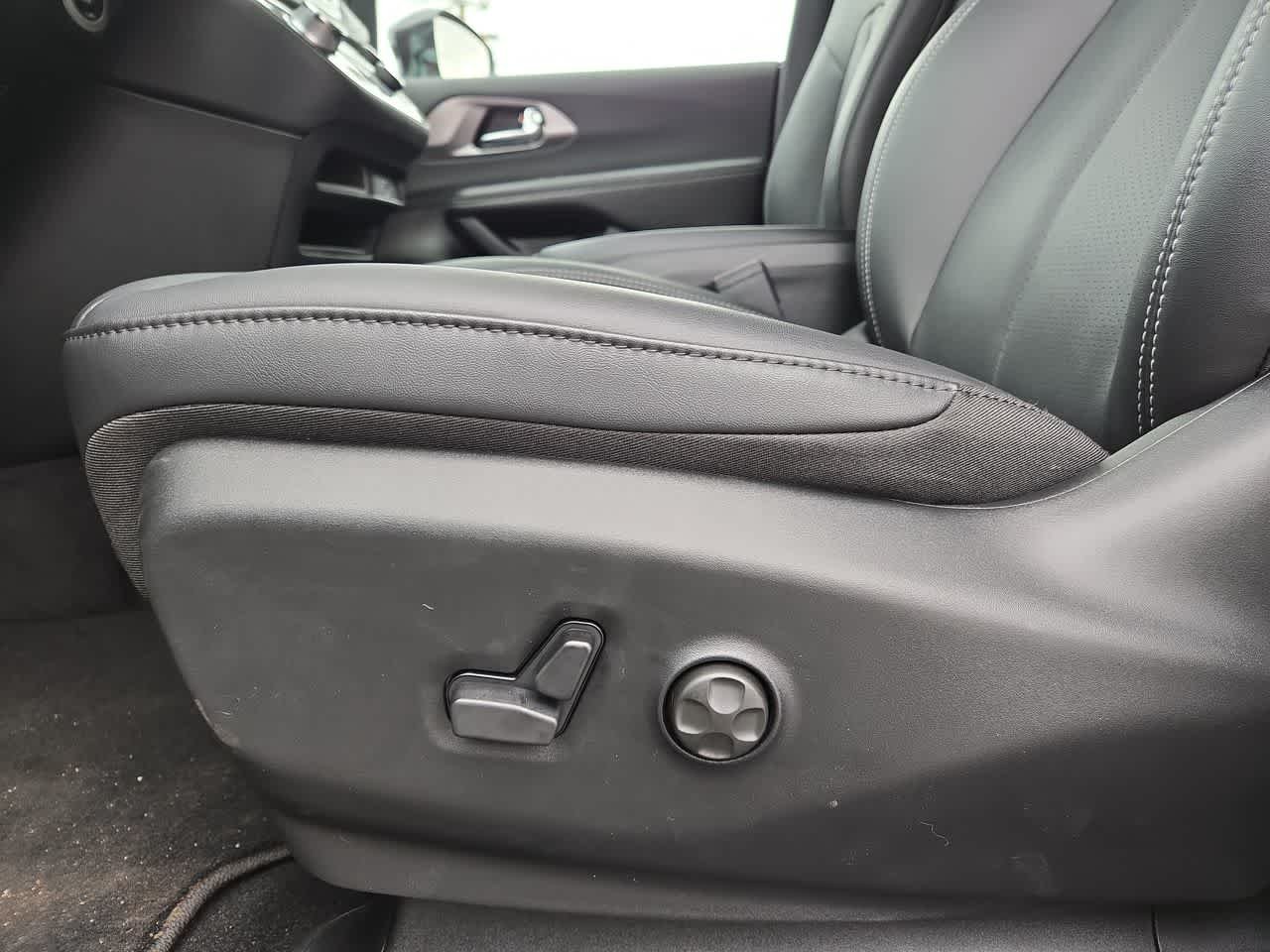 2026 Chrysler Pacifica Select - Photo 13