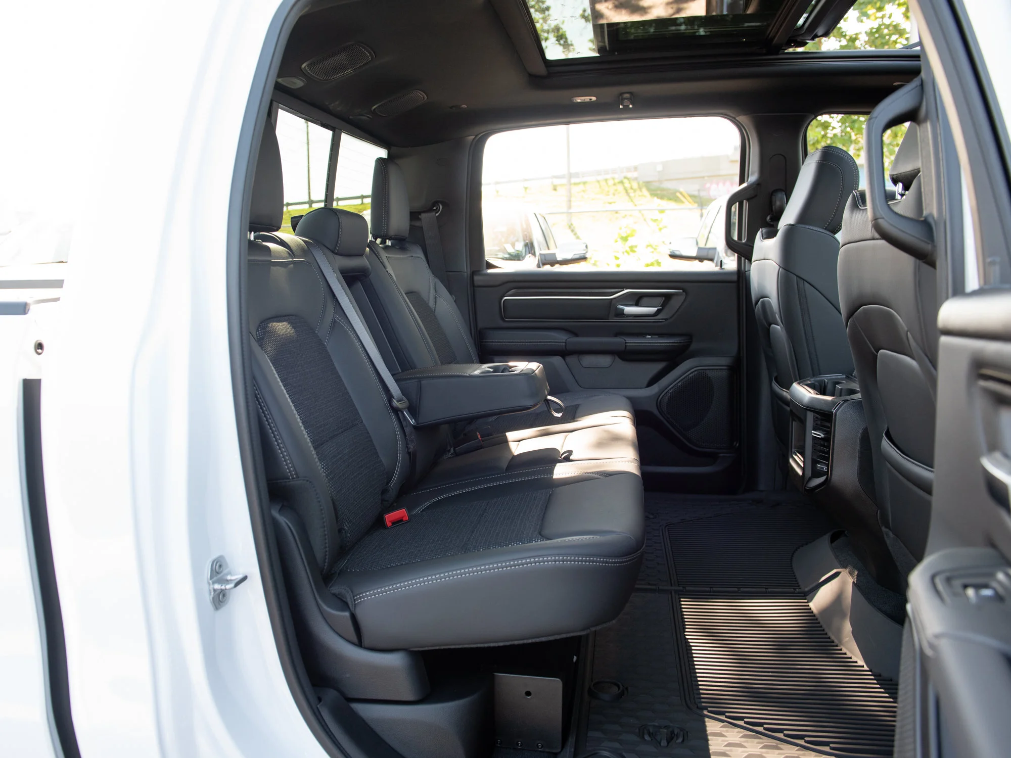 New 2026 White RAM Sport* Crew Cab 4x4, Panoramic Sunroof, Heated Seats/Wheel, Nav image 25