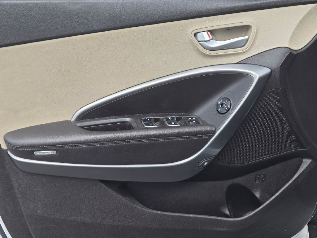 Used 2017 White Hyundai SE image 13