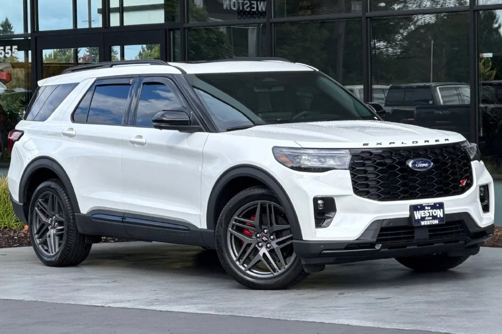 2025 Ford Explorer ST - Photo 2