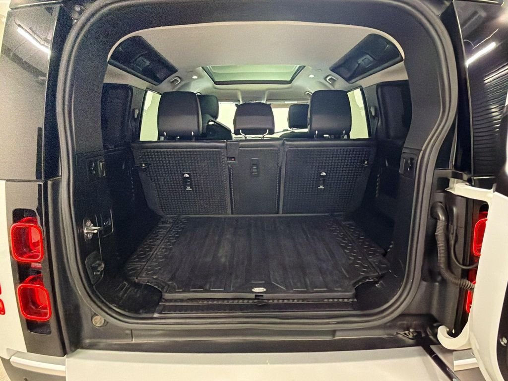 Used 2021 White Land Rover SE image 27