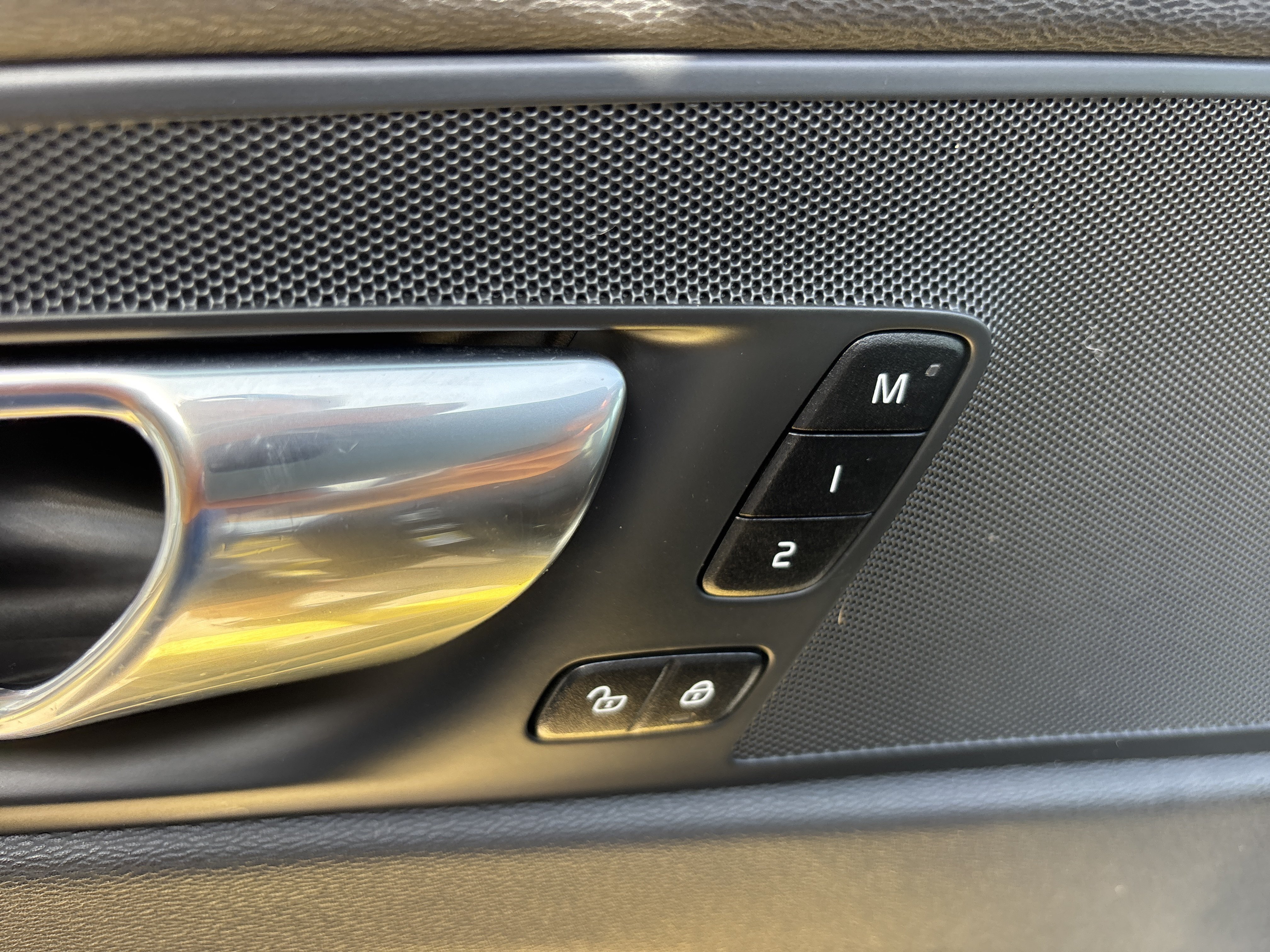 Used 2022 Onyx Black Metallic Volvo Momentum image 20