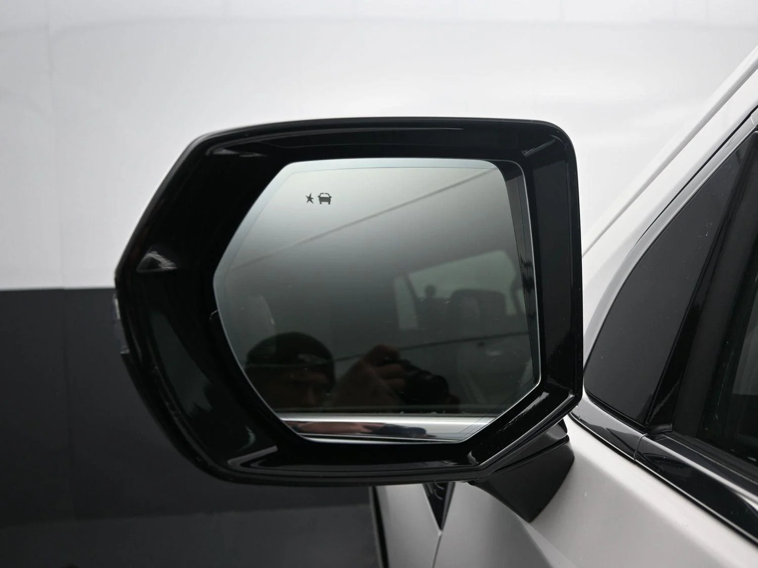 Used 2025 White Frost Tricoat GMC Denali Ultimate image 24