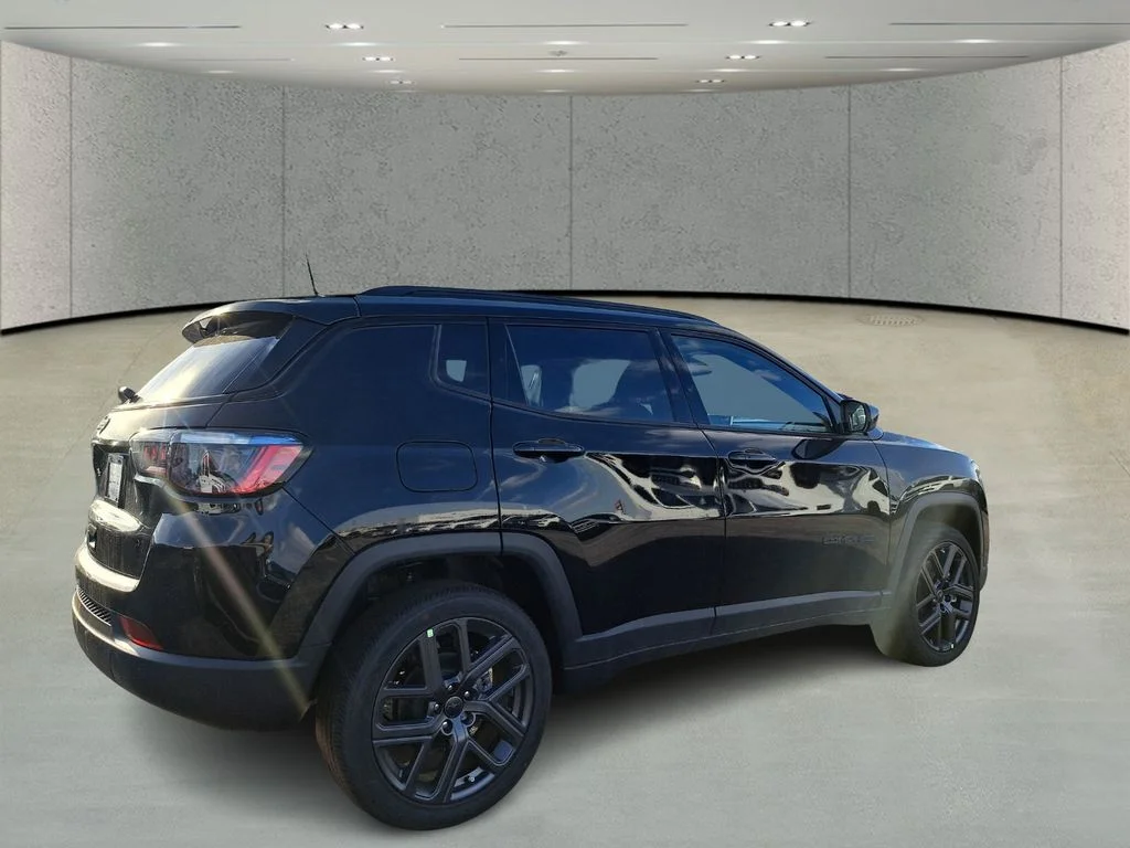 New 2026 Diamond Black Crystal Pearl-Coat Exterior Paint Jeep Latitude image 4