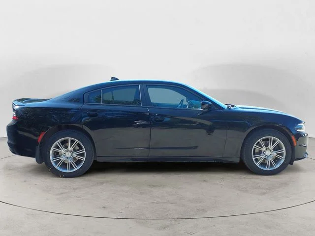 Used 2016 Black Dodge SXT image 4