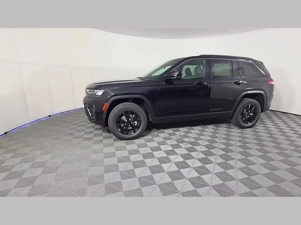 New 2026 Diamond Black Crystal Pearl-Coat Exterior Paint Jeep Laredo Altitude image 37