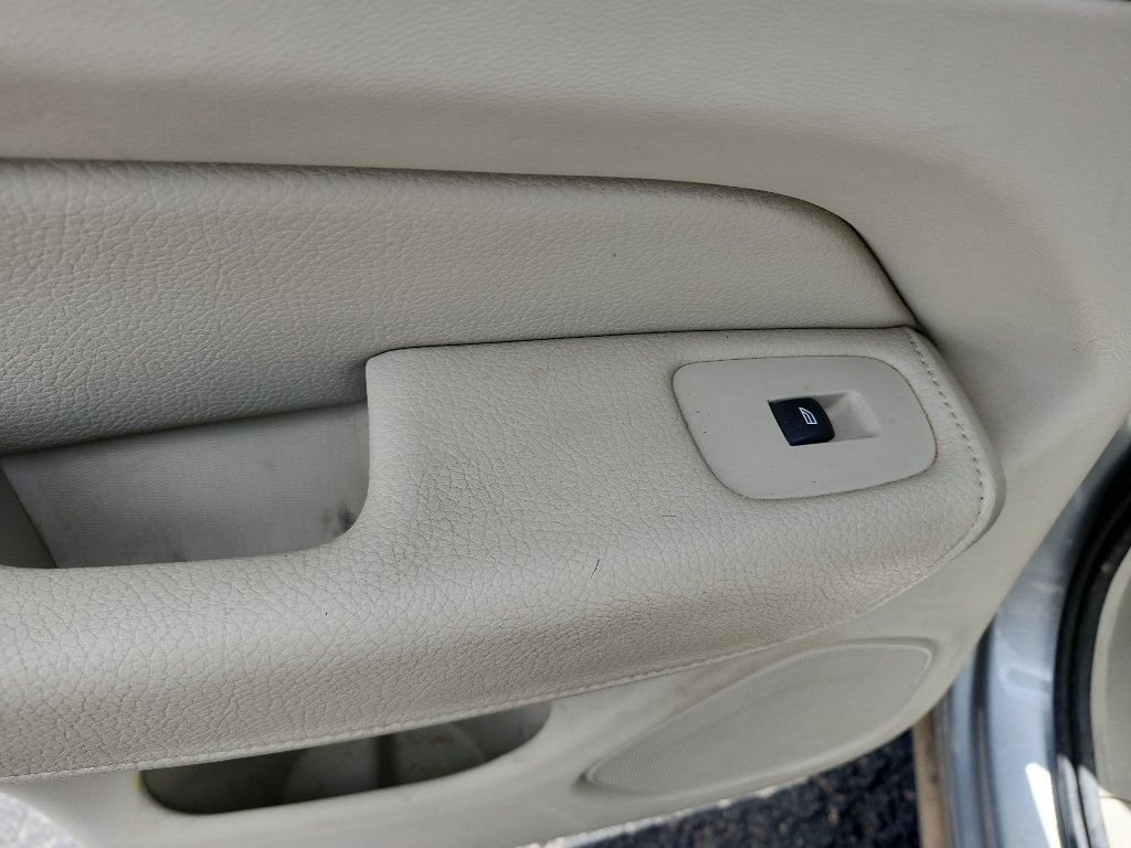 Used 2018 Electric Silver Metallic Volvo Momentum image 14