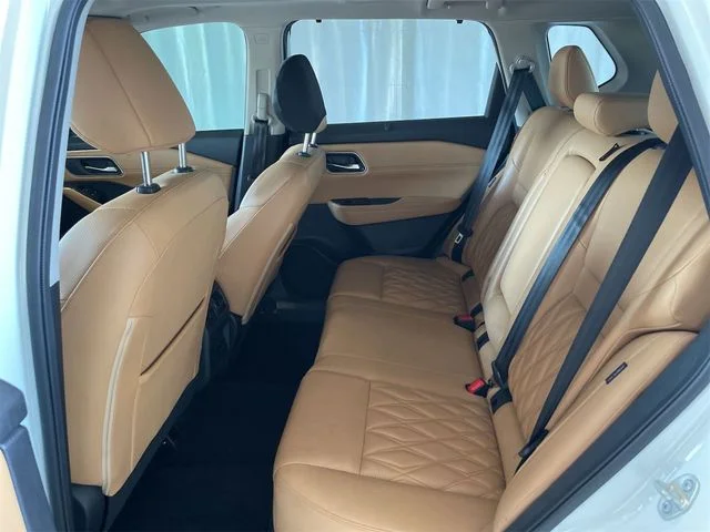 Used 2023 White Nissan Platinum image 8