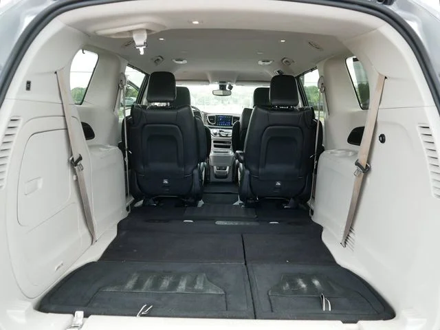 Used 2017 Silver Chrysler Premium image 18