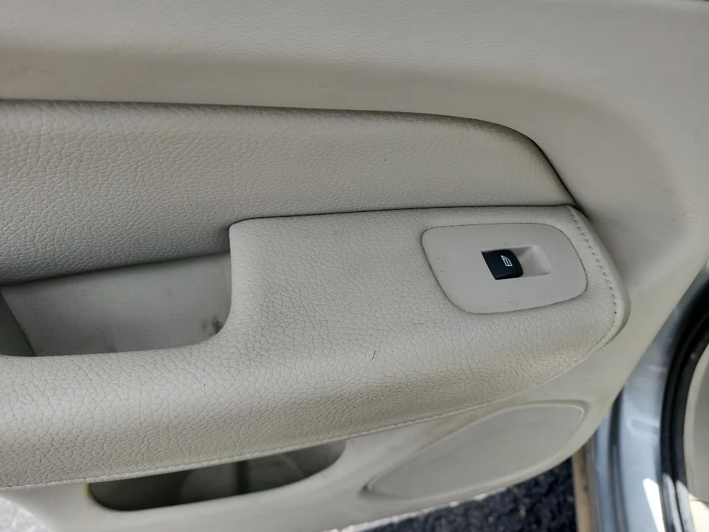 Used 2018 Electric Silver Metallic Volvo Momentum image 14
