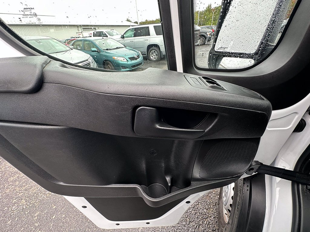 Used 2025 White Ram Base image 23