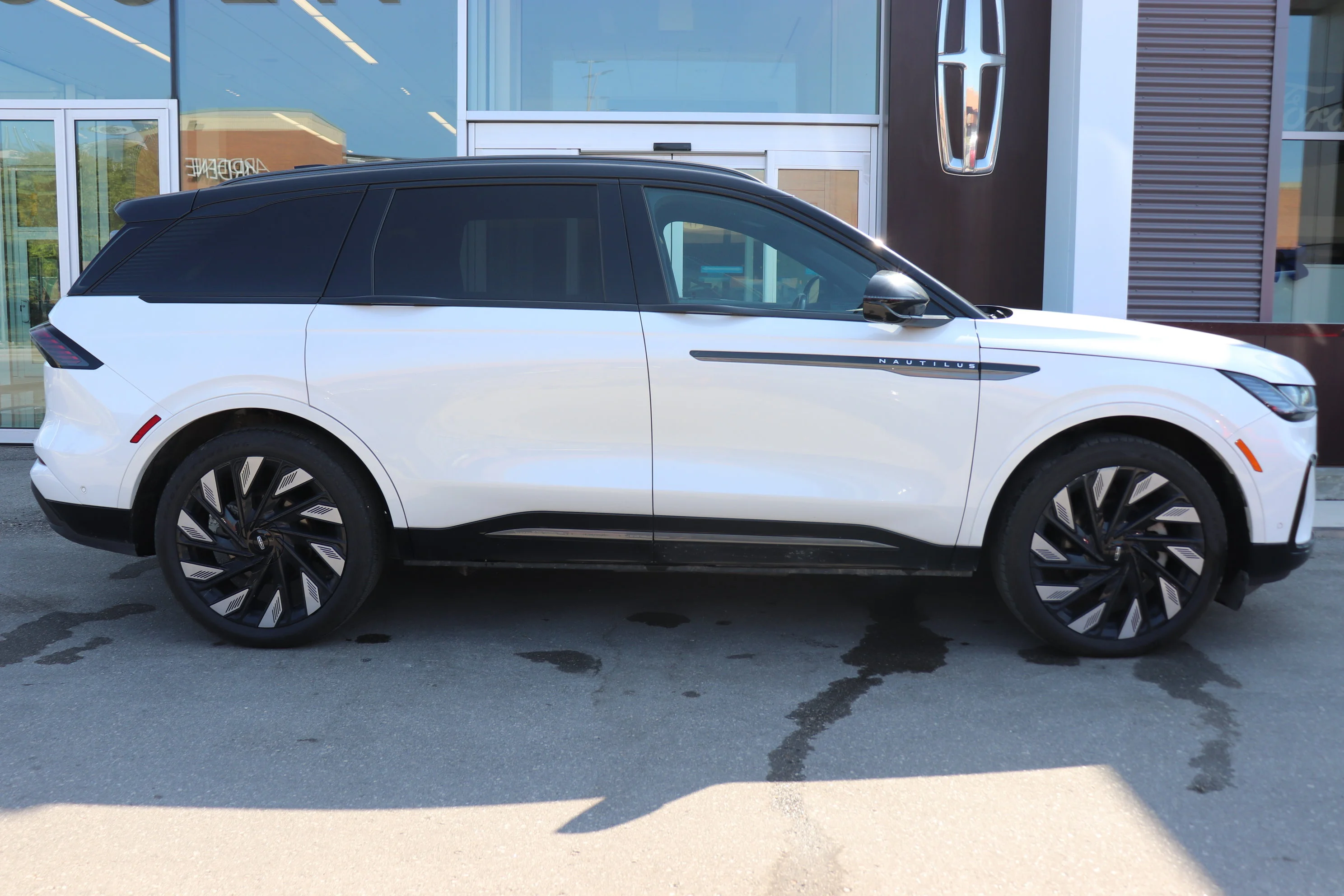 Used 2024 White Lincoln Reserve image 3