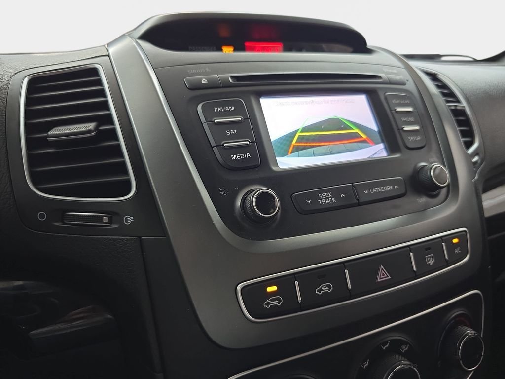 Used 2015 Snow White Pearl Kia LX image 23