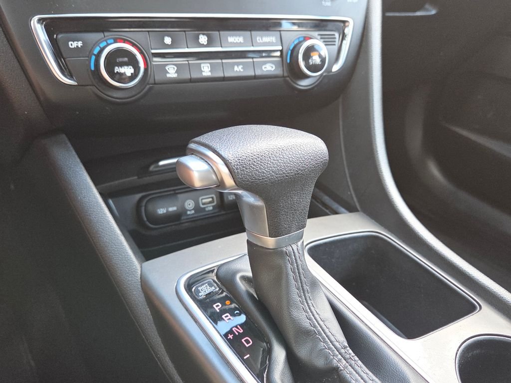 Used 2019 White Kia S image 26