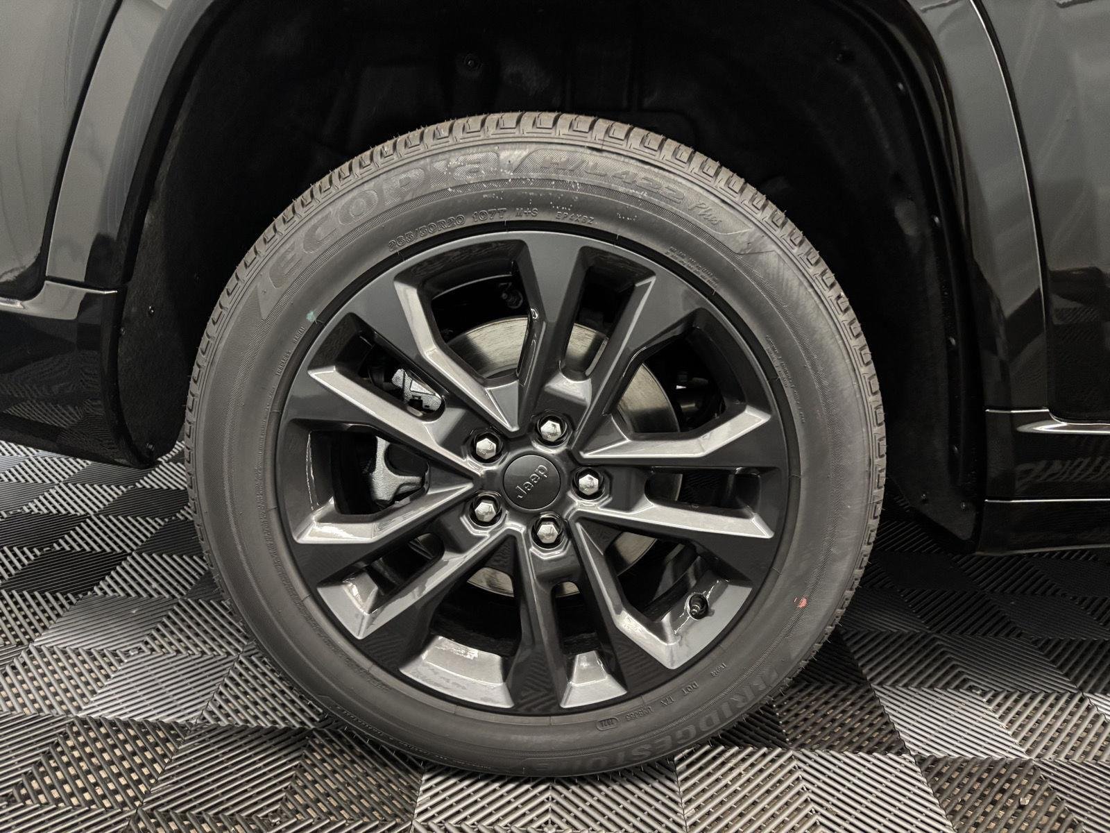 New 2026 Diamond Black Crystal Pearl-Coat Exterior Paint Jeep Limited Reserve image 58