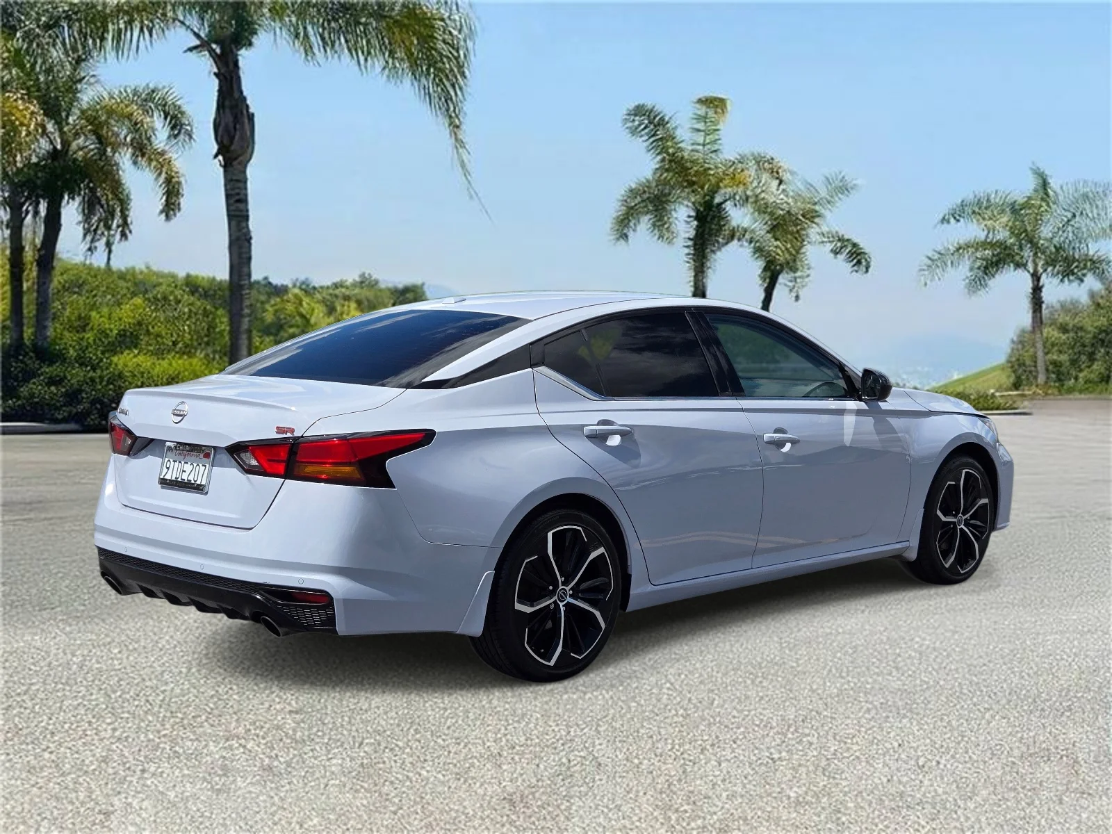 Used 2025 Gray Sky Pearl Nissan SR FWD image 5