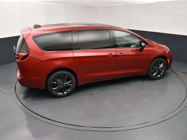 New 2026 Red Hot Pearl-Coat Exterior Paint Chrysler Select image 15