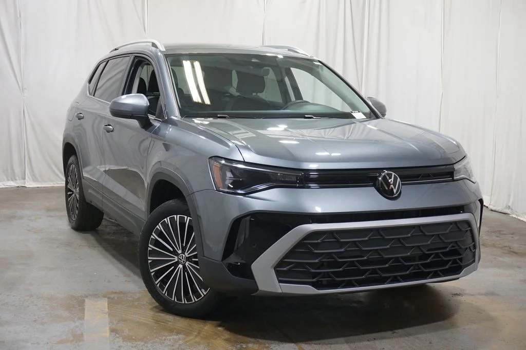 Certified Used 2025 Gray Volkswagen 1.5T SE image 2