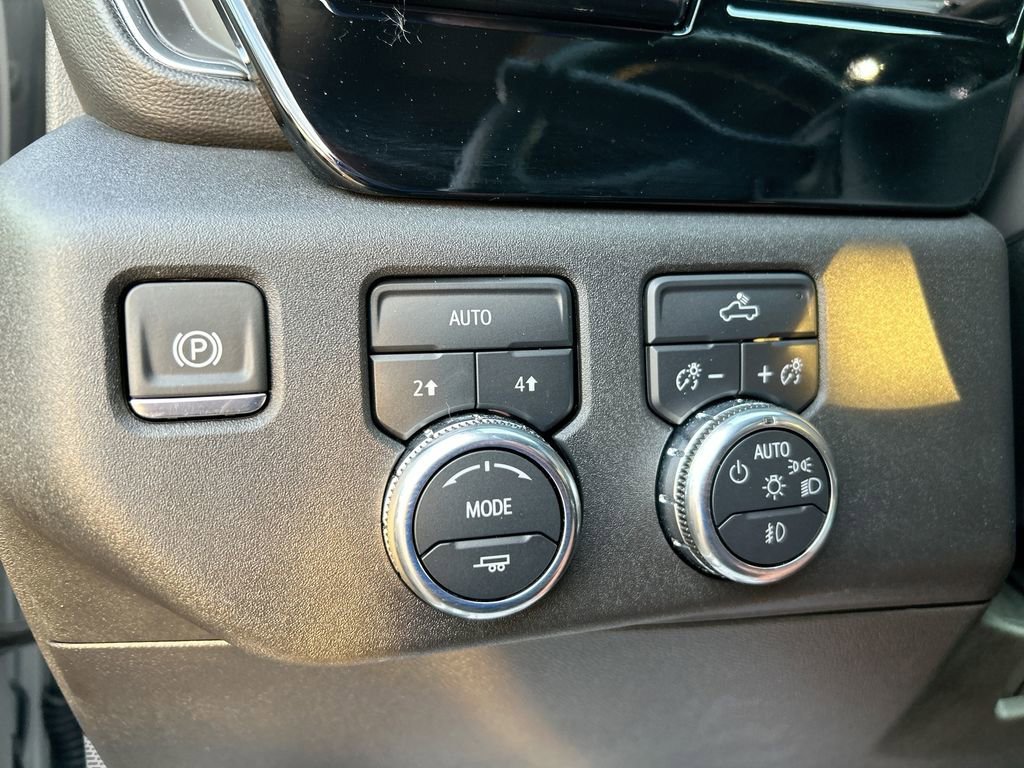 Used 2025 Summit White GMC Elevation image 21