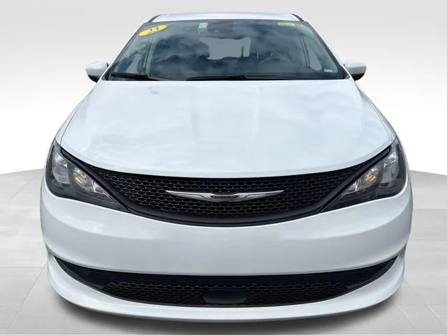 Used 2023 White Chrysler LX image 10