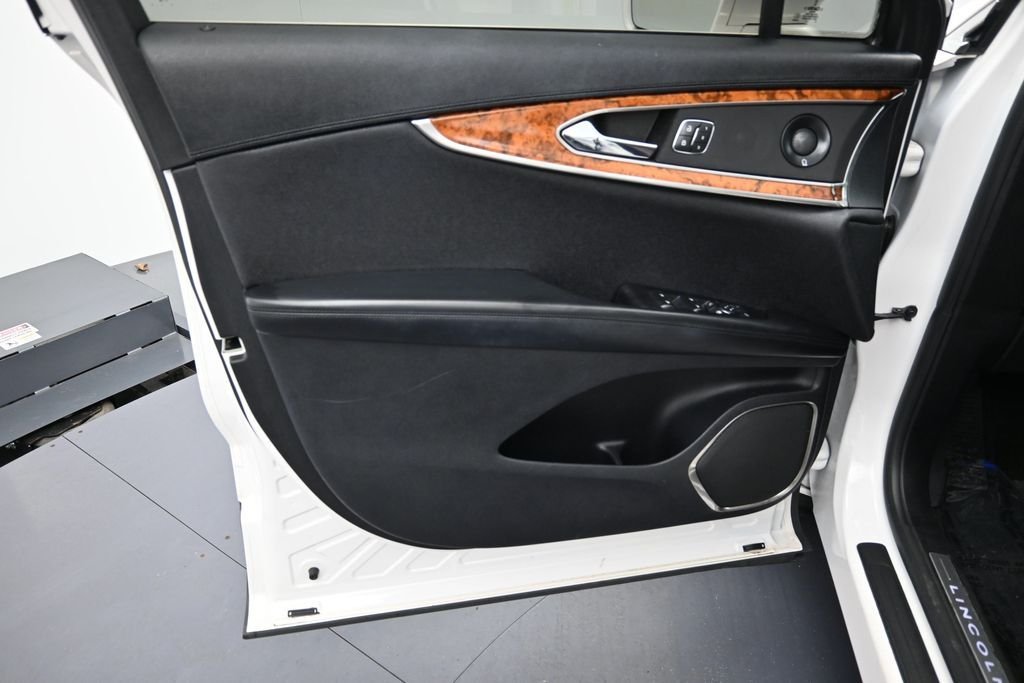 Used 2019 White Platinum Clearcoat Metallic Lincoln Reserve image 9