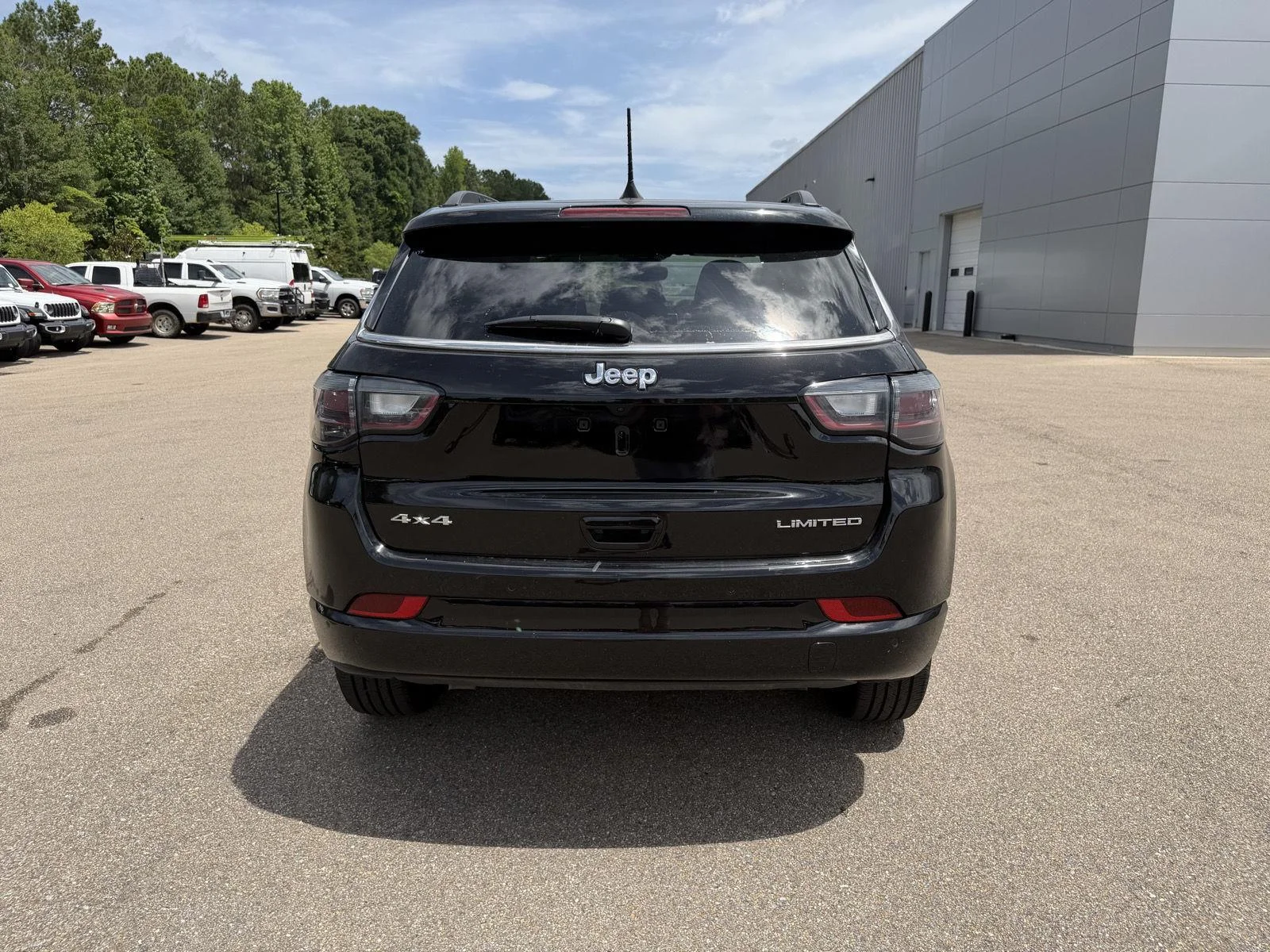 Used 2025 Diamond Black Crystal Pearlcoat Jeep Limited image 5