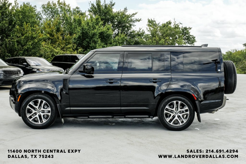 Used 2025 Black Land Rover X-Dynamic SE image 13