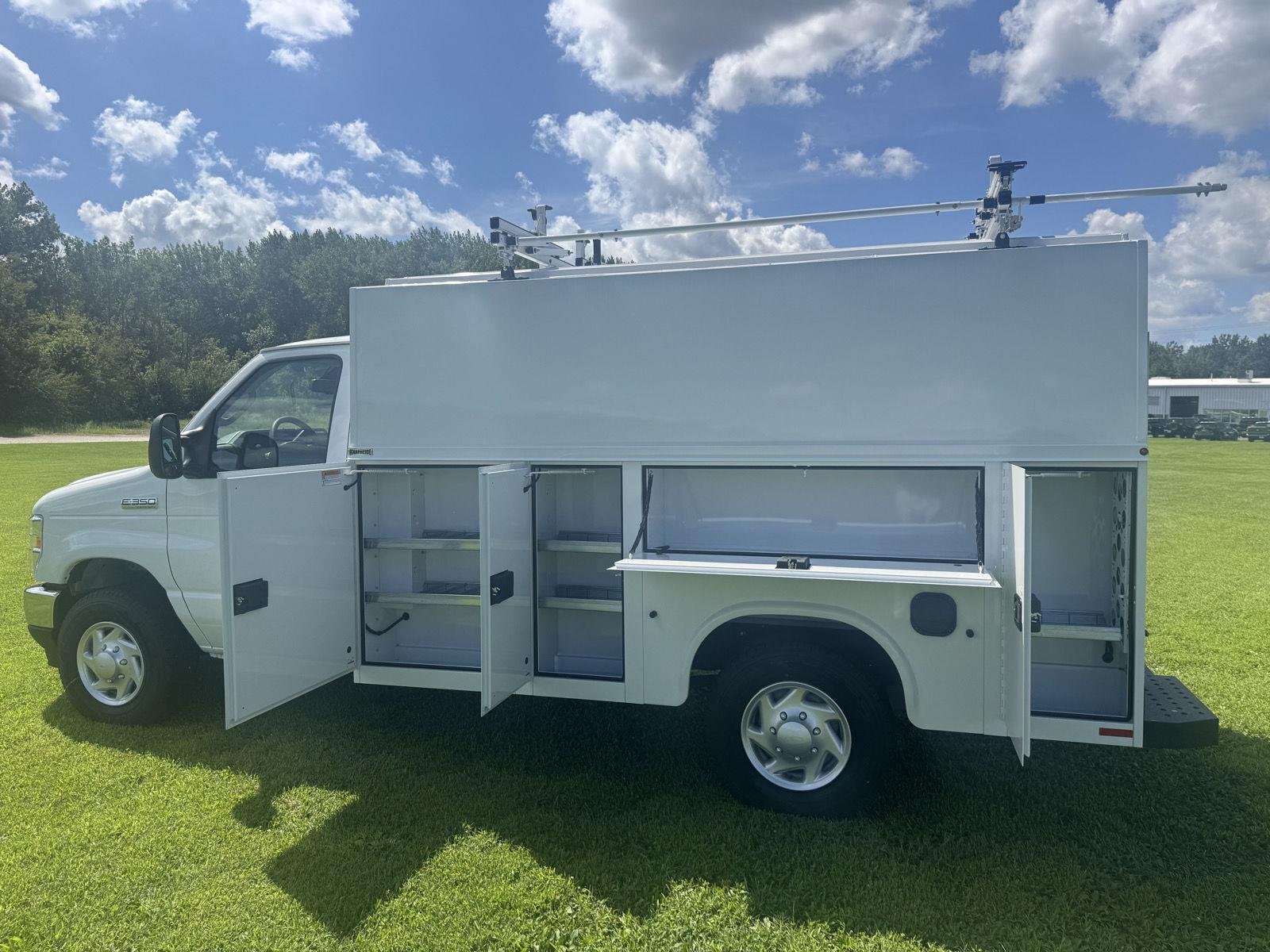New 2027 Oxford White Ford E-350 SRW image 2