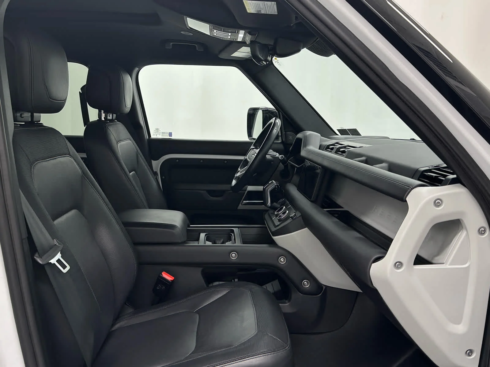 Used 2023 Fuji White Land Rover X-Dynamic SE image 18