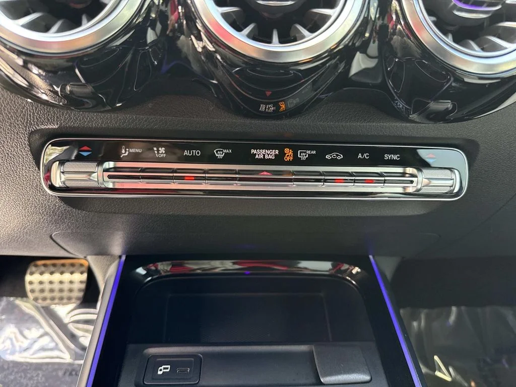 Used 2022  Mercedes-Benz GLB 35 AMG® image 30