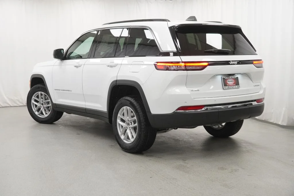 New 2026 Bright White Clear-Coat Exterior Paint Jeep Laredo X image 13