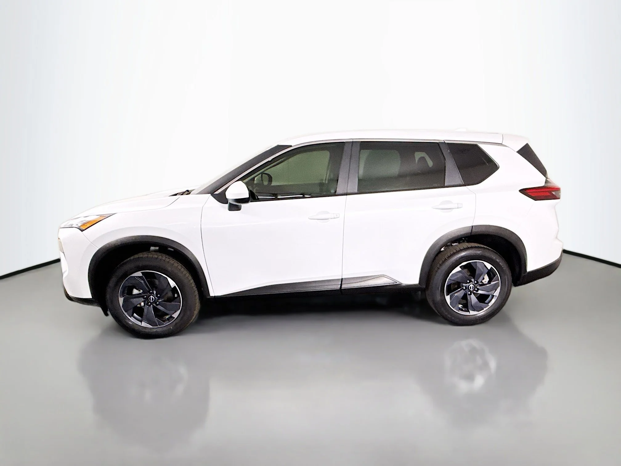 Used 2024 Everest White Pearl Nissan SV image 4