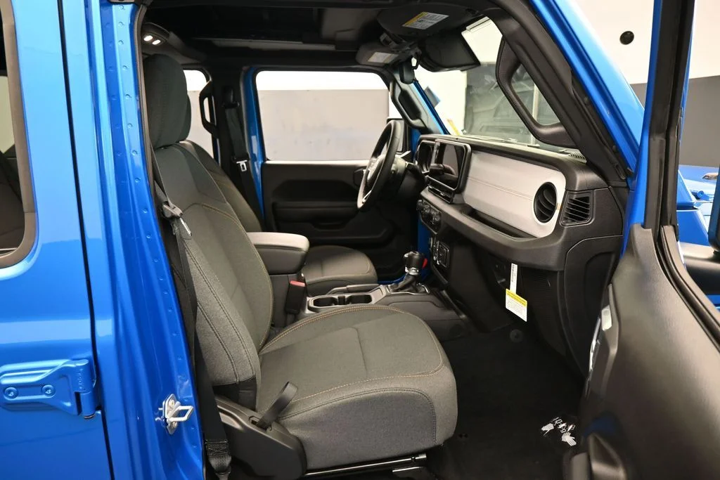 Used 2025 Hydro Blue Pearl Coat Jeep Sport S image 35