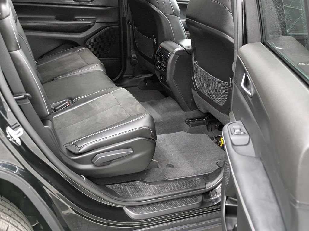 Used 2023 Black Jeep Altitude image 38