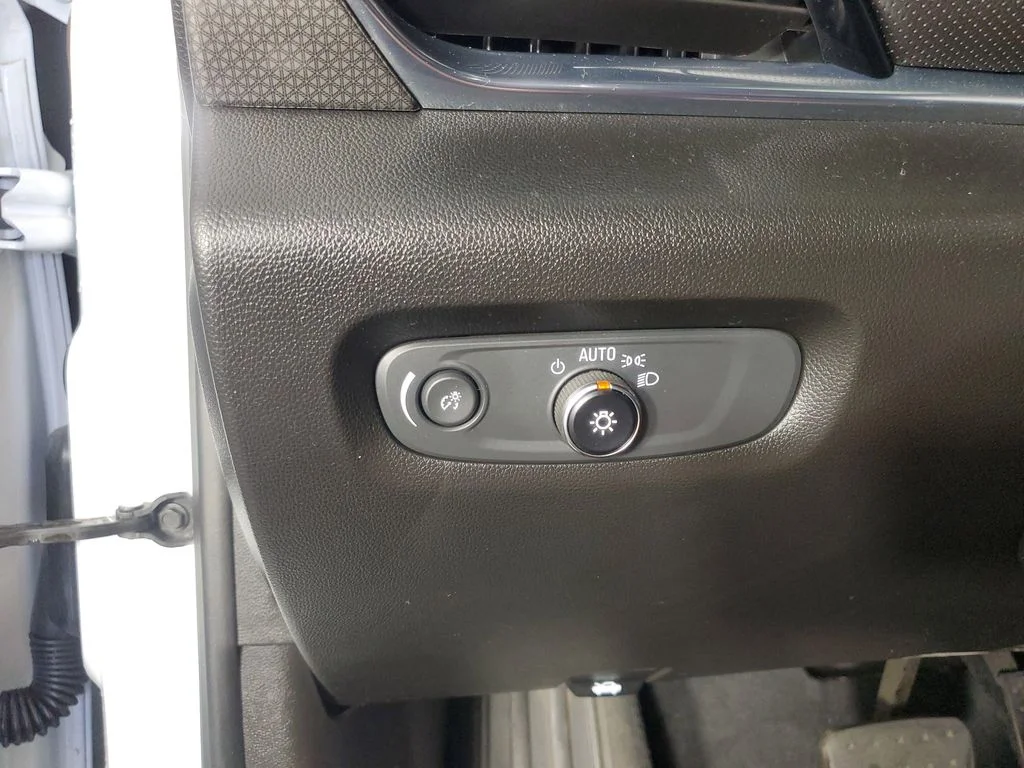 Used 2022 White Chevrolet Premier image 28